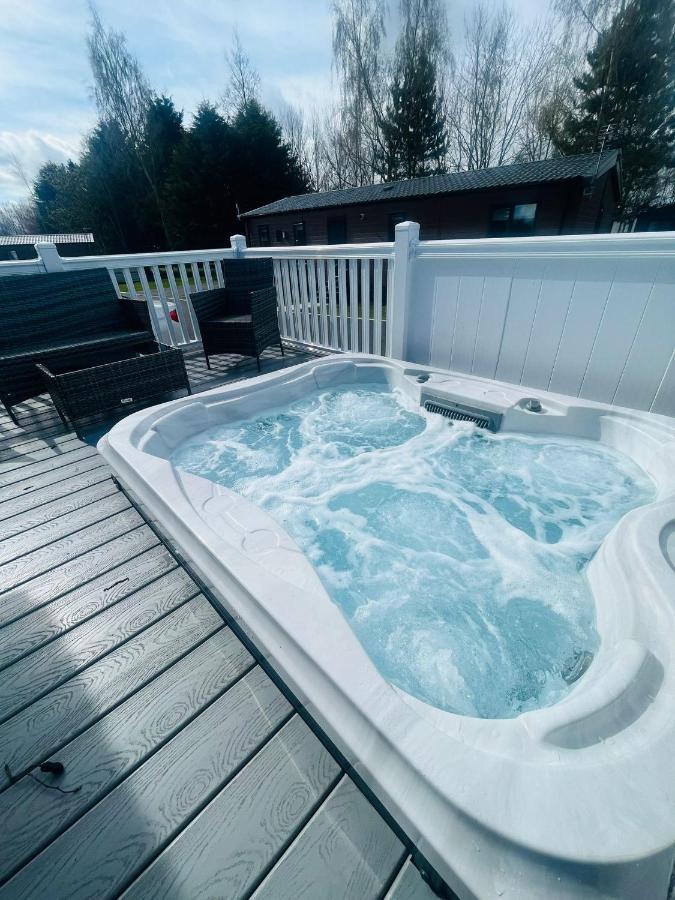 Evergreen Lodge With Hot Tub York Exterior photo